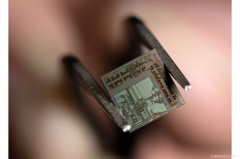Revolutionary Beyond‑5G Wireless Transceiver Unveiled by Electrical Engineering Team