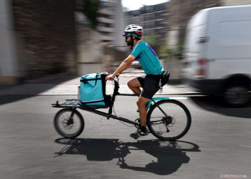 French Deliveroo Cyclists Call for One-Day Boycott Over Pay Dispute