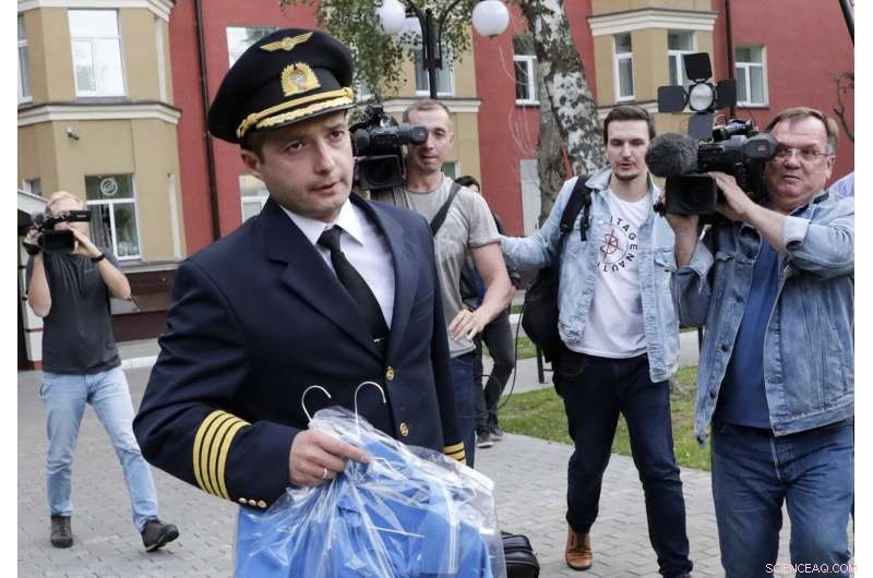 Ural Airlines Jet Lands Safely After Bird Strike, Pilot Hailed as Hero