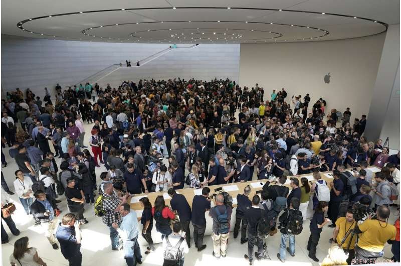 Apple Launches $5/Month Streaming Service to Compete with Netflix