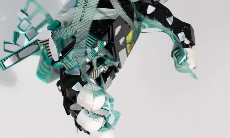 EPFL s Intelligent Prosthetic Hand Combines Human Input with Autonomous Control