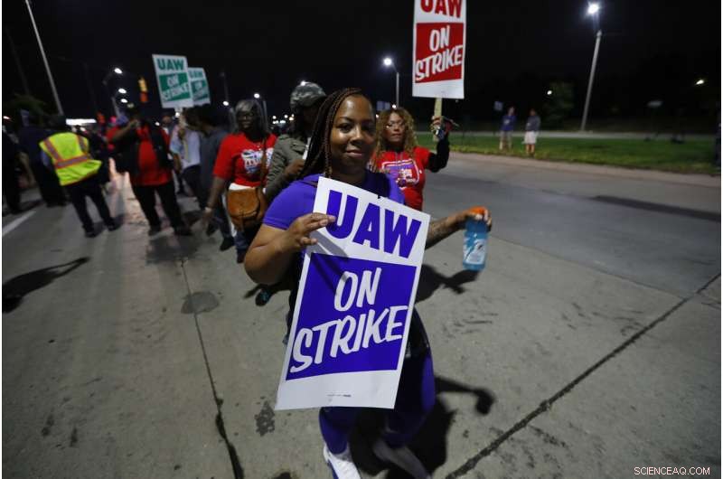 Auto Workers Strike Against GM Over Contract Dispute