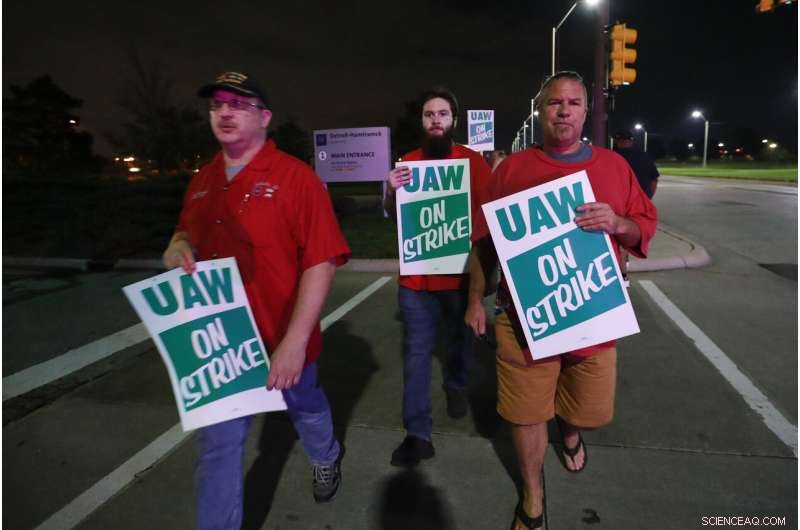 Auto Workers Strike Against GM Over Contract Dispute