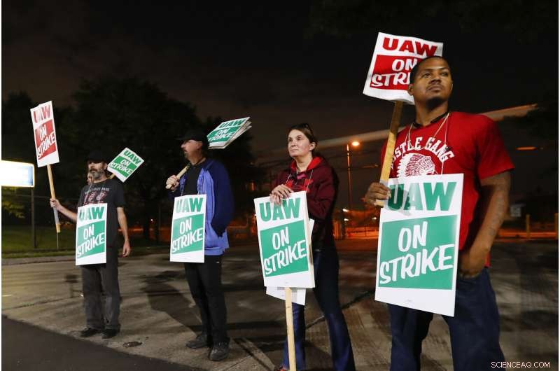 Auto Workers Strike Against GM Over Contract Dispute