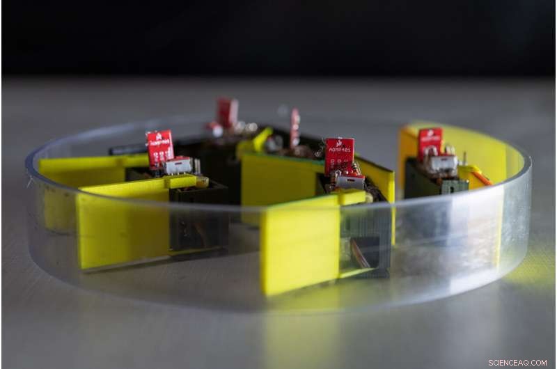 Shape‑Shifting Robot Made of Smarticles Reveals Novel Collective Locomotion