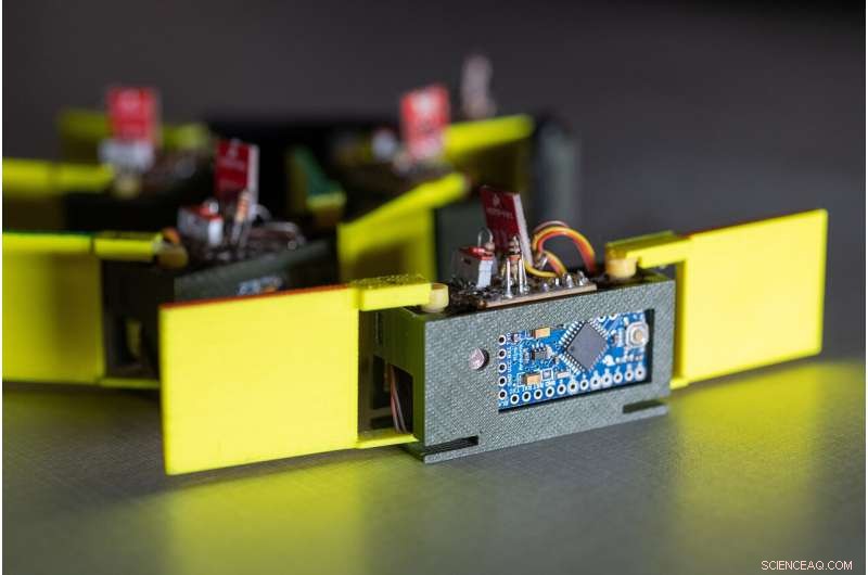 Shape‑Shifting Robot Made of Smarticles Reveals Novel Collective Locomotion