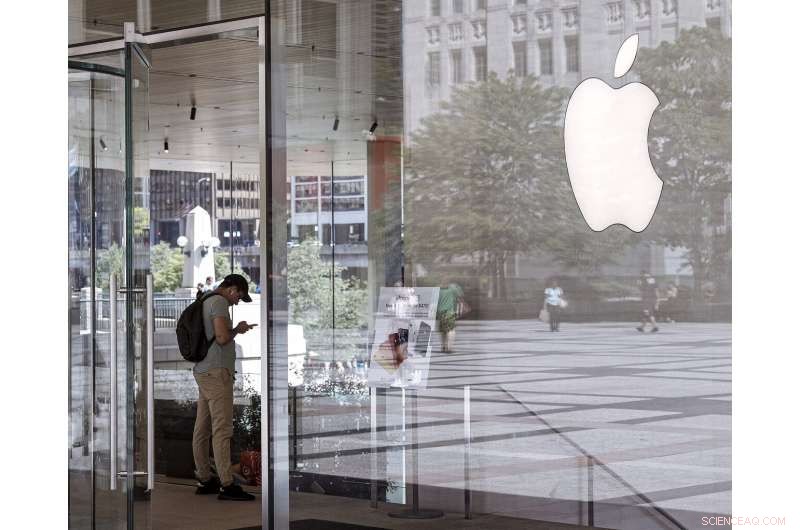 Apple Surpasses Profit Expectations, Driven by Strong Services and Wearables Growth