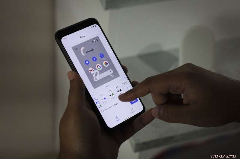 Mobile Devices Become Primary News Source for Americans, Survey Reveals