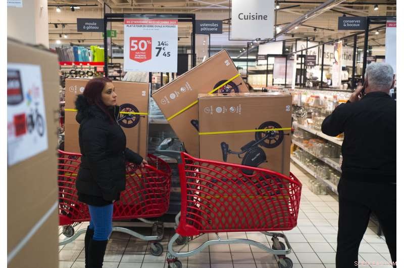 Global Black Friday Rush Sparks Mixed Reactions