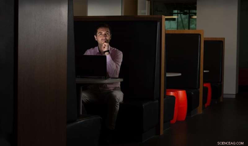 QUT Researcher Warns: Mobile Device Use Blurs Work–Personal Boundaries, Heightening Cyber Risks