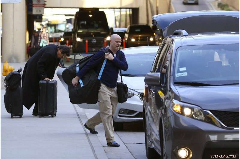 Uber, Lyft Suspend Phoenix Airport Rides Amid Fee Increase