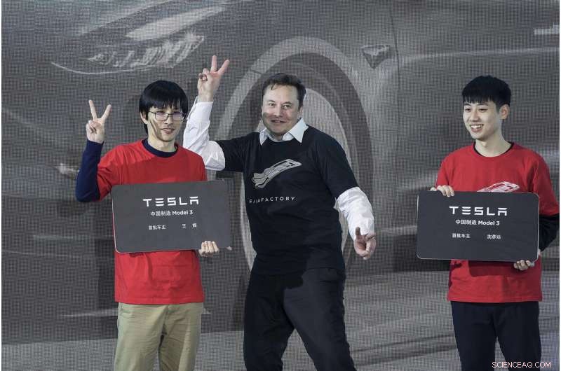 Tesla Delivers First Chinese-Made Model 3 to Customers, Launching Local Production