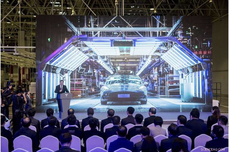 Tesla Delivers First Chinese-Made Model 3 to Customers, Launching Local Production