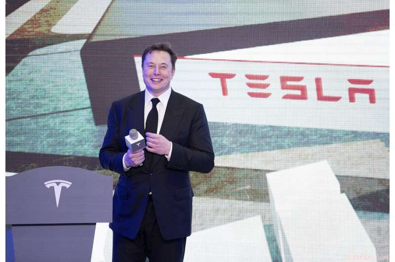 Tesla Delivers First Chinese-Made Model 3 to Customers, Launching Local Production