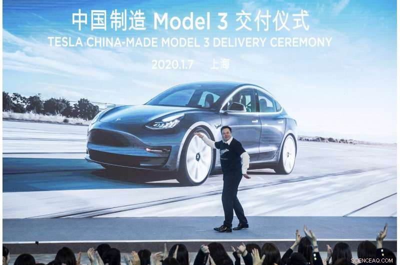 Tesla Delivers First Chinese-Made Model 3 to Customers, Launching Local Production