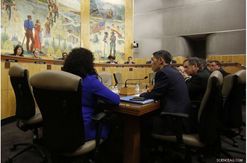 California Lawmakers Seek Backup Power for Cellphone Towers Amid Fire Risks