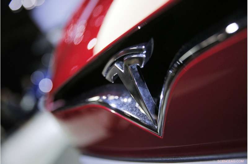 US Agency Investigates Tesla Unintended Acceleration Claims