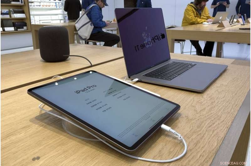 Apple Beats Holiday Sales Forecasts, iPhone Sales Rebound Strongly