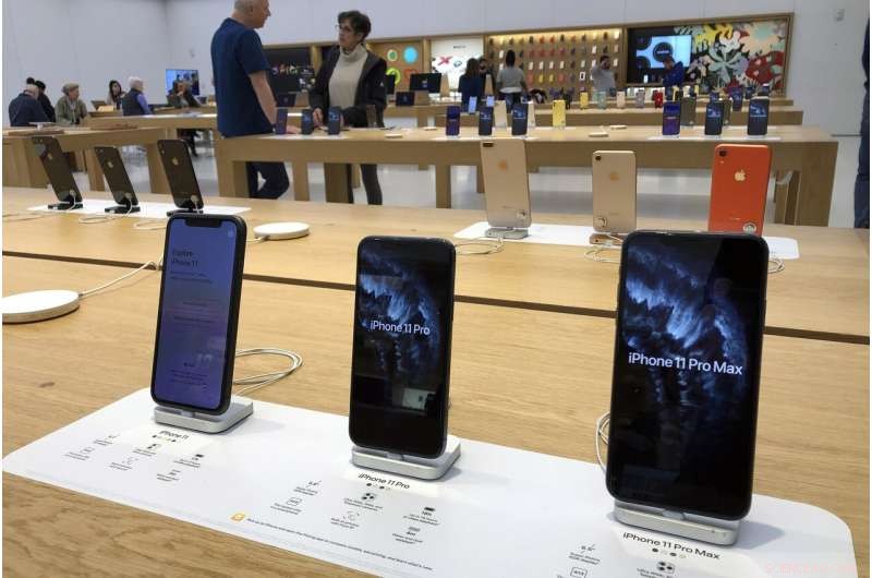 Apple Beats Holiday Sales Forecasts, iPhone Sales Rebound Strongly