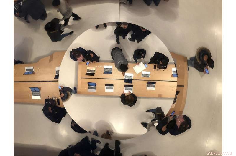 Apple Beats Holiday Sales Forecasts, iPhone Sales Rebound Strongly