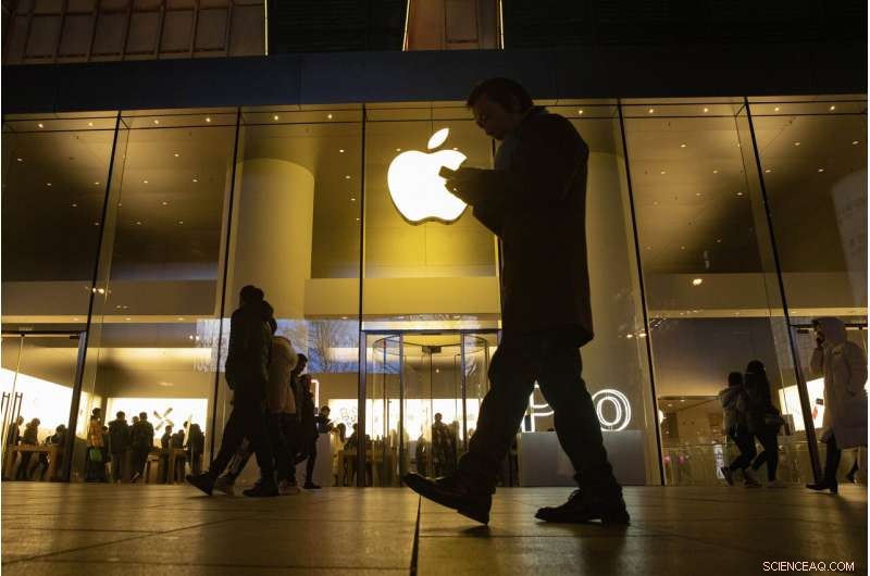 Apple Beats Holiday Sales Forecasts, iPhone Sales Rebound Strongly