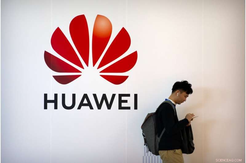 Trump Receives Bill Aiming to Assist Small Telecoms in Replacing Huawei Equipment
