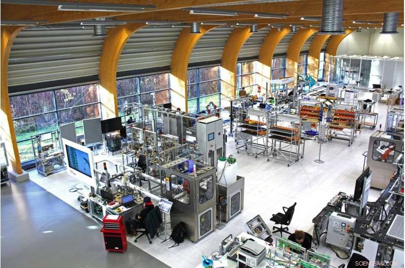 Ceiling LED Lighting Drives Reliable Wireless Connectivity for Smart Manufacturing