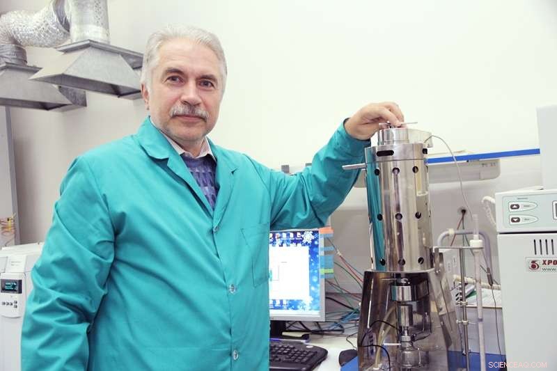 Gold Nanoparticles Turn Biofuel Waste into Valuable Additives