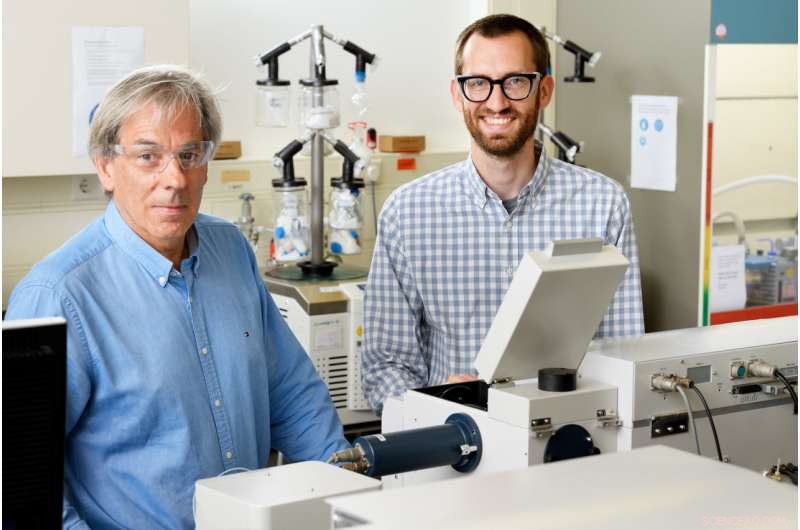 Single Water Molecules: Unexpected Directors of Supramolecular Chemistry