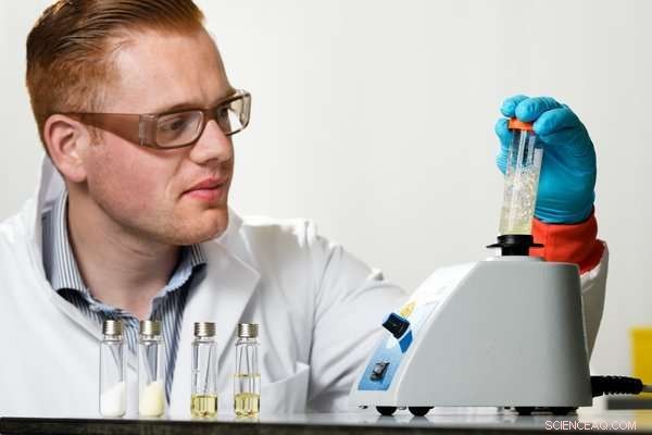 Deep‑Eutectic Solvents: A Cleaner Alternative to Polluting Industrial Solvents