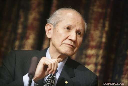Japanese Nobel Chemistry Laureate Osamu Shimomura Dies at 90