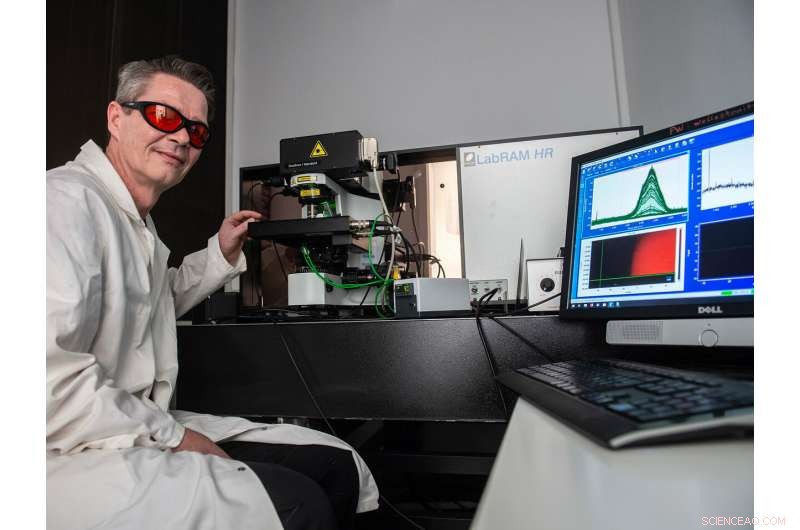 Scientists Capture Real-Time Reaction of Silicate Glass in Aqueous Solutions