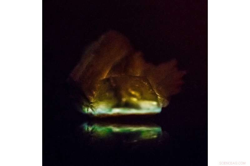 Scientists Unlock Solid-State Thermochemiluminescence in Crystals