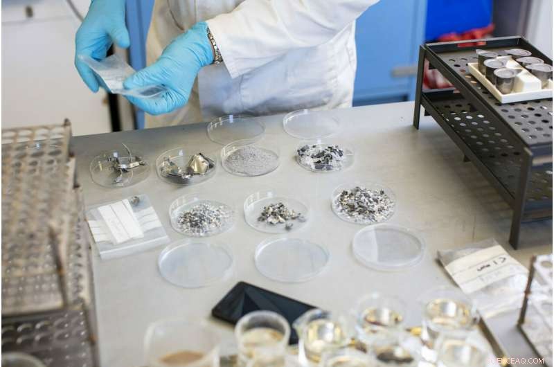 Scientists Grind Smartphones in Blender to Unveil Hidden Components