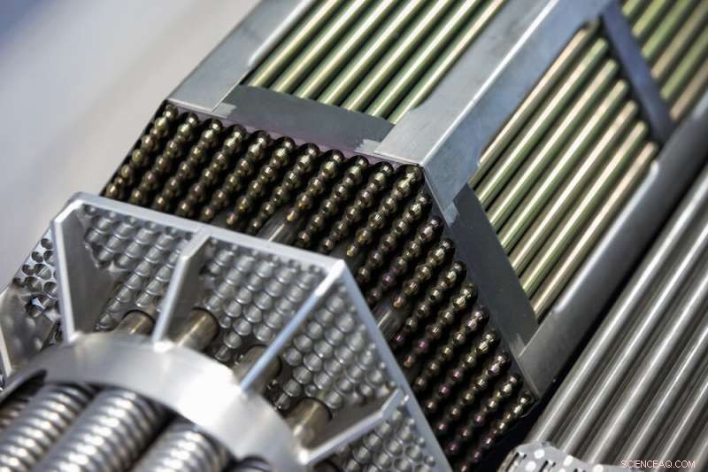 Next-Gen Nuclear Reactors: New Sandwich Steel‑Vanadium‑Steel Composite