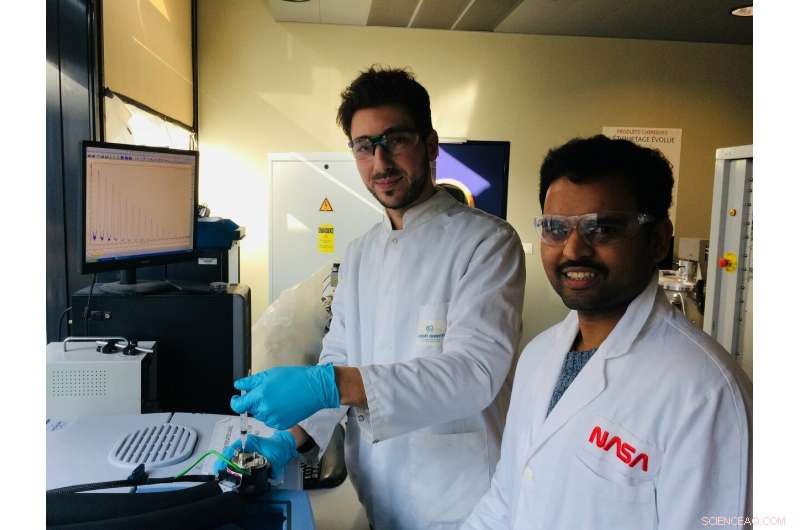 Optical Cavities with Mirrors Direct Chemical Selectivity