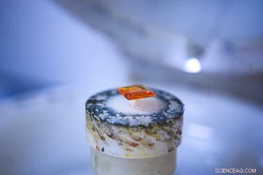 Bright, Efficient Lighting Without Rare Metals: A Sustainable Solution