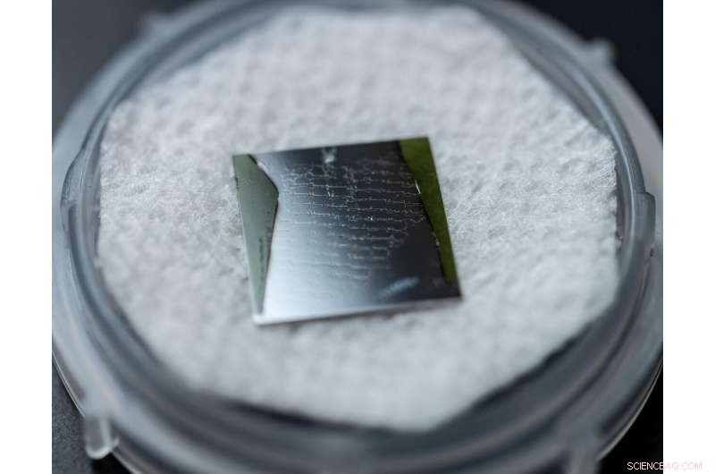 Room‑Temperature Bonding Enhances Cooling Performance of Gallium Nitride Devices