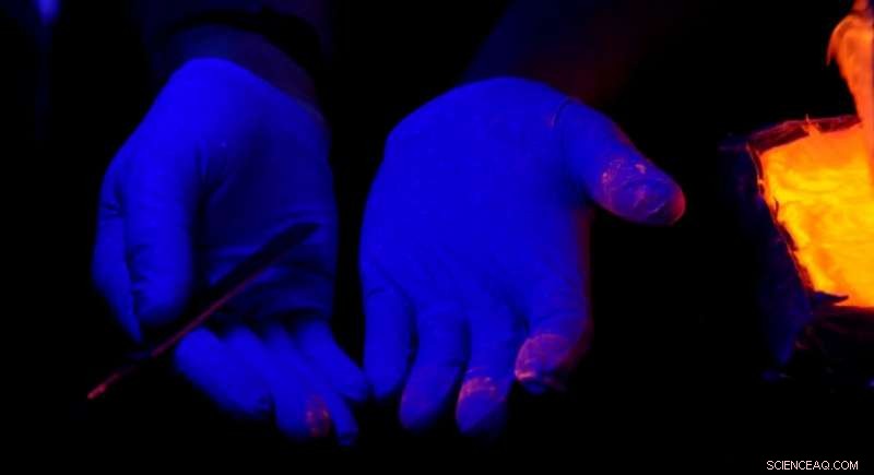 Visualizing Drug Particle Spread in Forensic Labs Using Glowing Powders