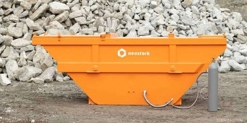 Turning Broken Concrete into CO2-Absorbing Stone for Sustainable Construction