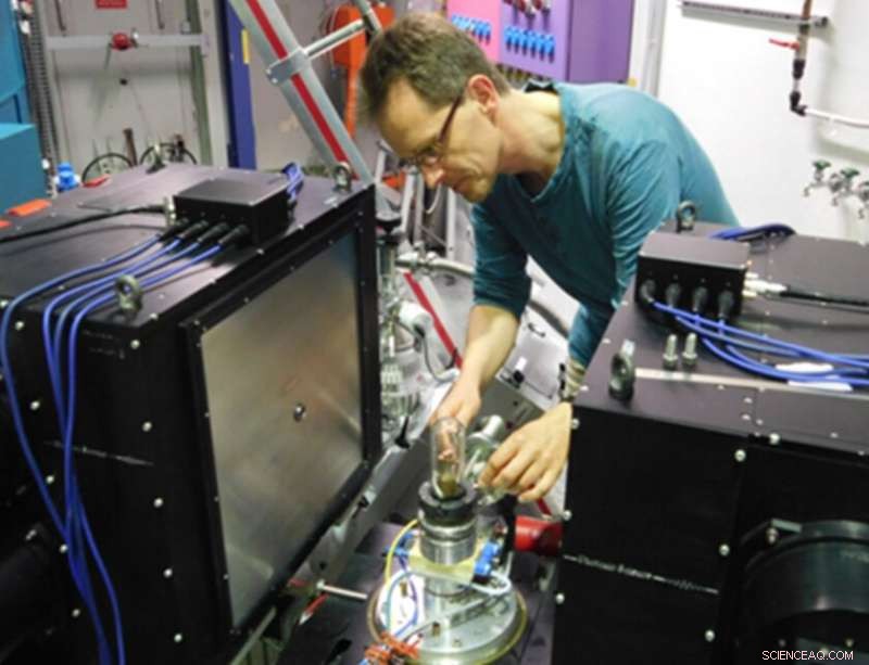 Neutron Studies Reveal Twinning in Halide Perovskites, Advancing Solar Material Research