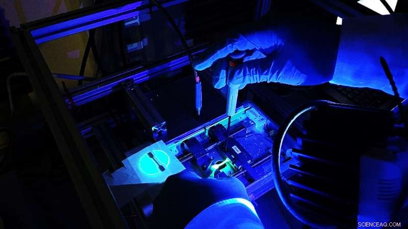 Revealing Stress in Plastics with Advanced Dye Imaging