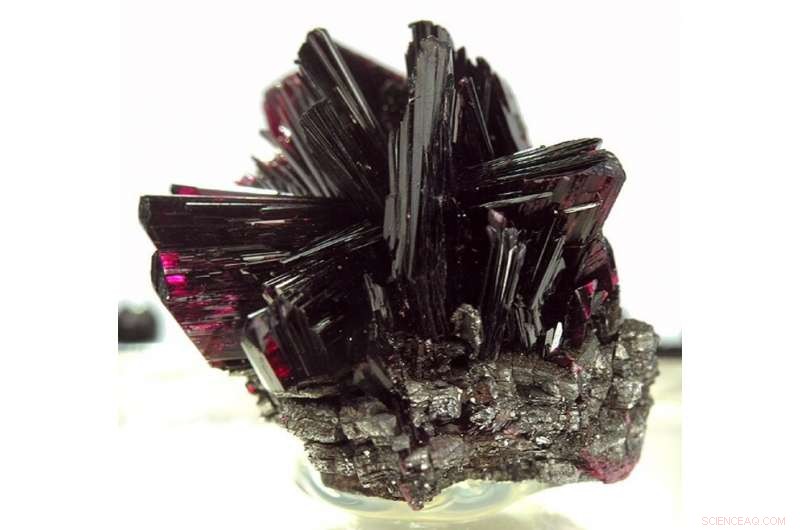 Green Hydrogen: Why Certain Catalysts Evolve to Boost Performance