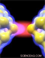 Nanostructured Antenna Amplifies Light Intensity by 1,000× via Plasmonic Concentration