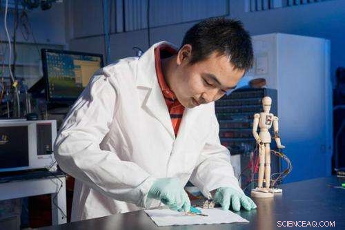 Stanford Chemists Develop Self‑Healing Touch‑Sensitive Plastic Skin