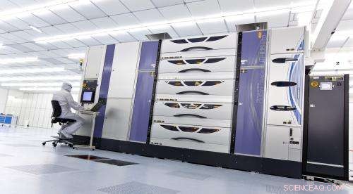 Advanced Jet Printing Technique Fabricates Precise Nanostructures via Self-Assembling Materials