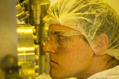 Record-Breaking Nanoscale Optical Switch Breaks Miniaturization Limits