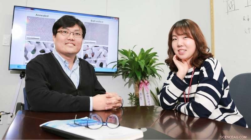 Scientists Engineer Nanoporous Black Gold Matching the Lightness and Strength of Bird Bone