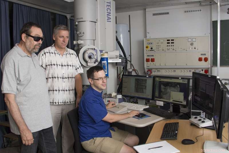 Inside the Atom: How Electron Microscopes Reveal Atomic Structures