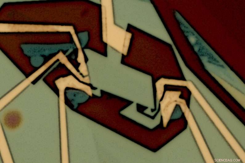 Stanford Researchers Validate Theoretical Conduction Mechanism in Graphene Superlattice